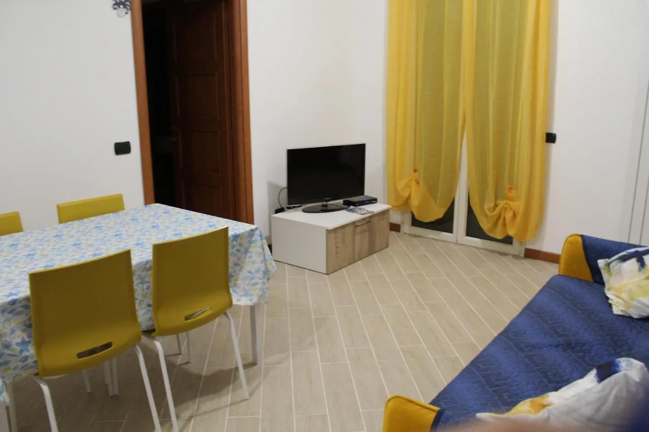Appartamento La casa di Mauro - Mare e ciclabile a pochi passi Riva Ligure 0*,  Italia